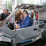 Marcelo Ebrard maneja primer vehículo mexicano impulsado por hidrógeno