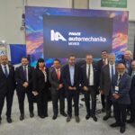 Con más de 600 empresas de 25 países y 28,700 m² de exhibición, inició INA PAACE Automechanika México 2025, la plataforma líder en América Latina para el mercado de posventa automotriz. Organizada por INA, MEMA Aftermarket Suppliers y Messe Frankfurt, la feria se lleva a cabo del 16 al 18 de julio en Centro Banamex. Arranca con una edición sin precedentes, tanto por su escala como por su enfoque en innovación, capacitación y negocios. En su edición número 27, el evento se distingue por su enfoque en innovación tecnológica, profesionalización técnica y negocios internacionales. Durante tres días, fabricantes, distribuidores, talleres, flotilleros, concesionarios y plataformas digitales encontrarán soluciones en mantenimiento, reparación, electromovilidad y comercio electrónico. INA PAACE Automechanika integra experiencias que unen la inteligencia del sector con sus principales actores. Entre las más destacadas se encuentran: • Innovation 4 Mobility: exhibición de tecnologías emergentes, electrificación y nuevas soluciones de movilidad. • Zona de Capacitación de Vehículos Eléctricos (con apoyo de Sun Diagnostic): entrenamientos técnicos en vivo con vehículos reales. • Automechanika Academy: más de 100 sesiones de capacitación con expertos nacionales e internacionales sobre reparación, comercio electrónico, nuevas tecnologías y mejores prácticas. • Zona de vehículos eléctricos y motocicletas: participación de Italika con su estrategia de reparación integral. • Nodo de la Industria de Transmisiones: entrenamiento técnico especializado. • Noche de la Industria Automechanika: evento de networking de alto nivel con líderes empresariales. INA PAACE forma parte de la Semana Automotriz 2025, que este año comenzó con el International Aftermarket Summit (IAS), celebrado los días 15 y 16 de julio. El IAS, foro de análisis de alto nivel, reunió a expertos nacionales e internacionales abordando temas como el crecimiento del parque vehicular, digitalización, aranceles, movilidad pesada y el movimiento “Derecho a Reparar”, con participación de AIA Canada, MEMA, ARIDRA, Mercado Libre, GiPA, entre otros. Te puede interesar: Industria de autopartes alcanza producción de 38,821 mdd en primer cuatrimestre 2025 La 27° INA PAACE Automechanika México es un espacio de conexión con el futuro del aftermarket. Con actividades como el tour logístico de Estafeta, la exhibición de 60 autos modificados y clásicos, y seminarios prácticos para profesionales de taller. Esta edición ofrece una experiencia de valor real y conexión directa con el futuro de la industria. Más información y registro: