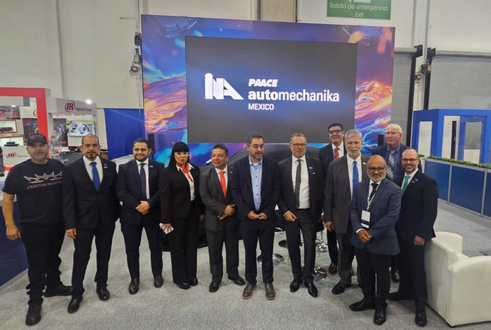 Con más de 600 empresas de 25 países y 28,700 m² de exhibición, inició INA PAACE Automechanika México 2025, la plataforma líder en América Latina para el mercado de posventa automotriz. Organizada por INA, MEMA Aftermarket Suppliers y Messe Frankfurt, la feria se lleva a cabo del 16 al 18 de julio en Centro Banamex. Arranca con una edición sin precedentes, tanto por su escala como por su enfoque en innovación, capacitación y negocios. En su edición número 27, el evento se distingue por su enfoque en innovación tecnológica, profesionalización técnica y negocios internacionales. Durante tres días, fabricantes, distribuidores, talleres, flotilleros, concesionarios y plataformas digitales encontrarán soluciones en mantenimiento, reparación, electromovilidad y comercio electrónico. INA PAACE Automechanika integra experiencias que unen la inteligencia del sector con sus principales actores. Entre las más destacadas se encuentran: • Innovation 4 Mobility: exhibición de tecnologías emergentes, electrificación y nuevas soluciones de movilidad. • Zona de Capacitación de Vehículos Eléctricos (con apoyo de Sun Diagnostic): entrenamientos técnicos en vivo con vehículos reales. • Automechanika Academy: más de 100 sesiones de capacitación con expertos nacionales e internacionales sobre reparación, comercio electrónico, nuevas tecnologías y mejores prácticas. • Zona de vehículos eléctricos y motocicletas: participación de Italika con su estrategia de reparación integral. • Nodo de la Industria de Transmisiones: entrenamiento técnico especializado. • Noche de la Industria Automechanika: evento de networking de alto nivel con líderes empresariales. INA PAACE forma parte de la Semana Automotriz 2025, que este año comenzó con el International Aftermarket Summit (IAS), celebrado los días 15 y 16 de julio. El IAS, foro de análisis de alto nivel, reunió a expertos nacionales e internacionales abordando temas como el crecimiento del parque vehicular, digitalización, aranceles, movilidad pesada y el movimiento “Derecho a Reparar”, con participación de AIA Canada, MEMA, ARIDRA, Mercado Libre, GiPA, entre otros. Te puede interesar: Industria de autopartes alcanza producción de 38,821 mdd en primer cuatrimestre 2025 La 27° INA PAACE Automechanika México es un espacio de conexión con el futuro del aftermarket. Con actividades como el tour logístico de Estafeta, la exhibición de 60 autos modificados y clásicos, y seminarios prácticos para profesionales de taller. Esta edición ofrece una experiencia de valor real y conexión directa con el futuro de la industria. Más información y registro: