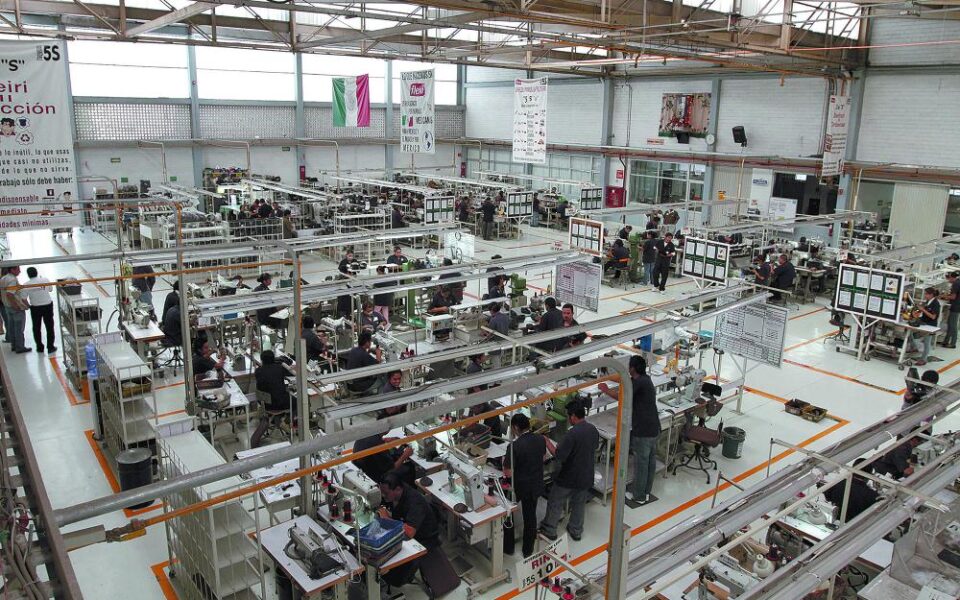 Industria manufacturera avanza 1.6% en junio; suma tres meses al alza