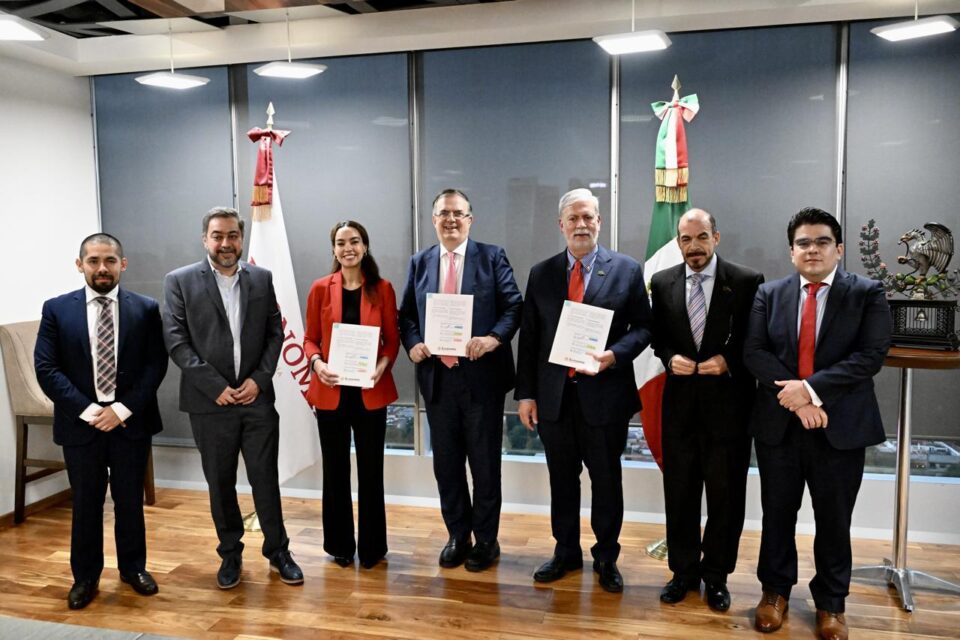 IFC, INA y SE firman acuerdo para fortalecer el sector manufacturero de autopartes en México