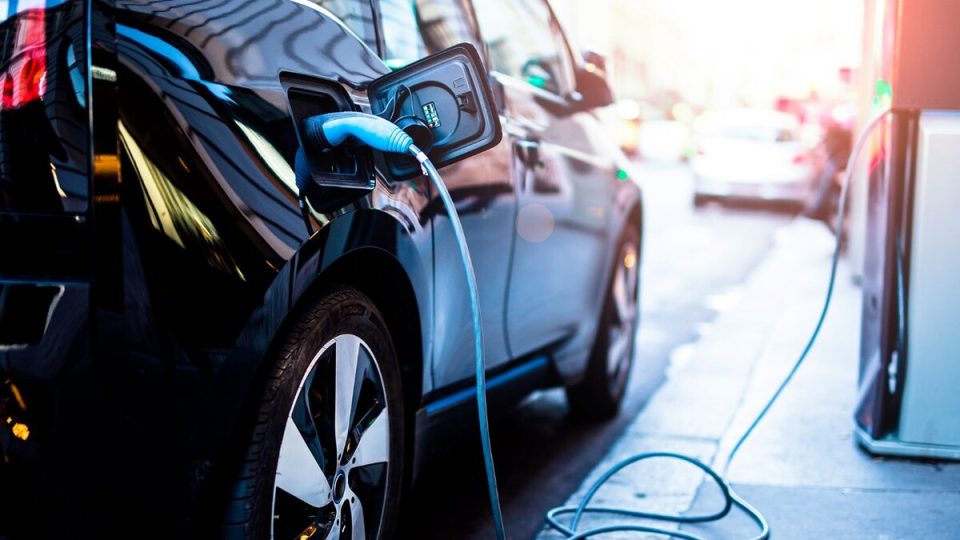 EMA advierte riesgos en la transición energética si se limita acceso a vehículos eléctricos