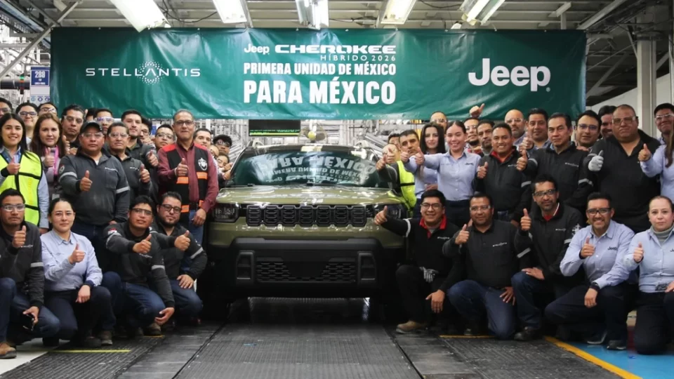 Jeep Cherokee Híbrido de Stellantis inicia producción en Toluca y refuerza el papel de México en la estrategia de electrificación