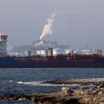 Omán evacúa un puerto petrolero clave; crudo Brent se acerca a 100 dólares