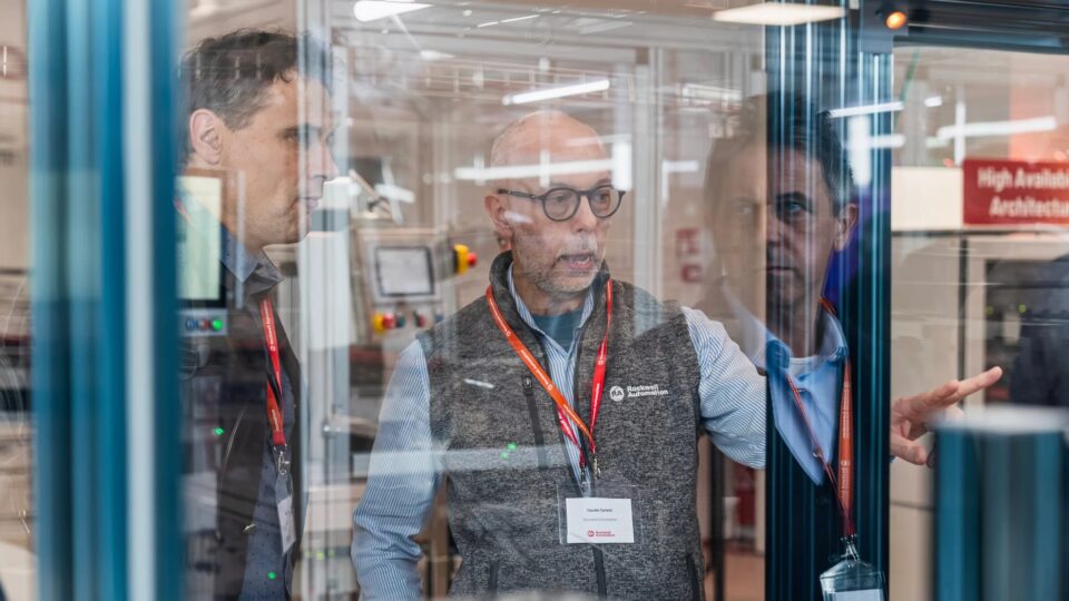 El futuro de la fábrica autónoma en Hannover Messe 2026: , Rockwell Automation aborda estos desafíos al integrar la inteligencia artificial.
