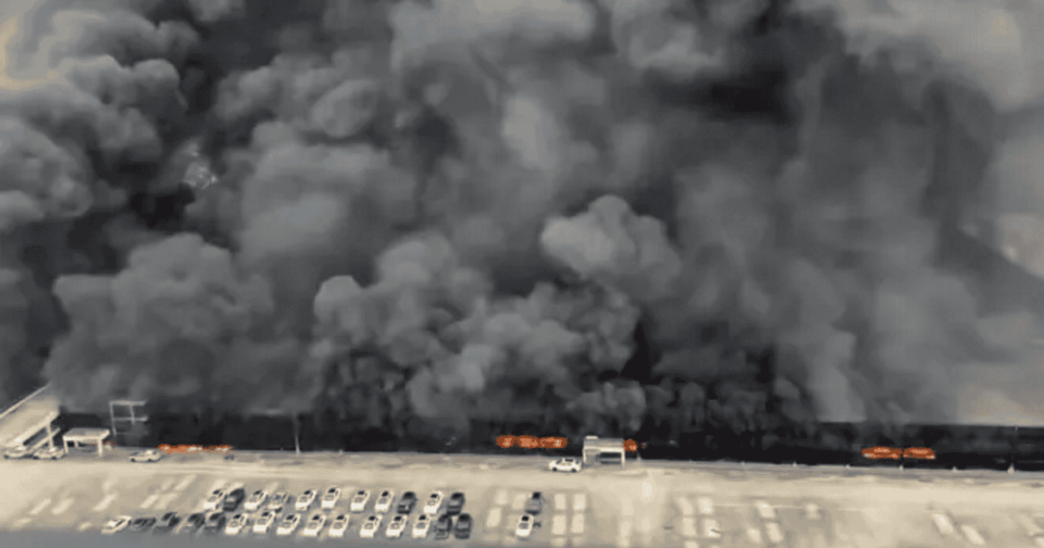 Incendio en planta de BYD en Shenzhen consume garaje con autos de prueba