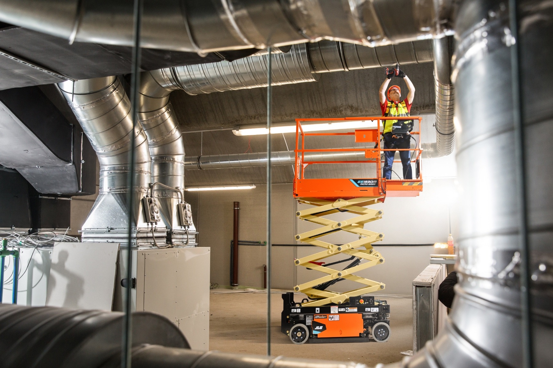 JLG lanza microplataforma eléctrica Tijera ES1930M para revolucionar el trabajo en interiores en América Latina