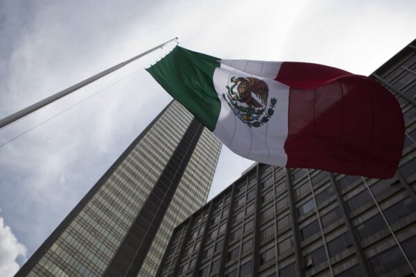 S&P mantiene calificación de México; pero cambia a negativa la perspectiva