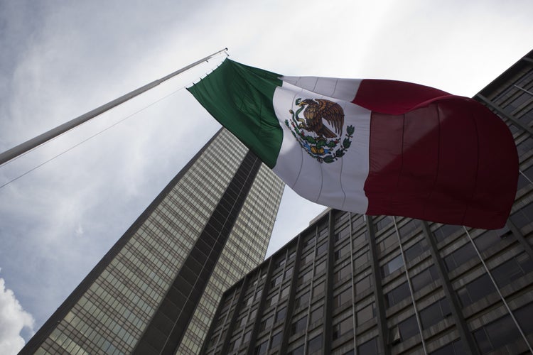 S&P mantiene calificación de México; pero cambia a negativa la perspectiva