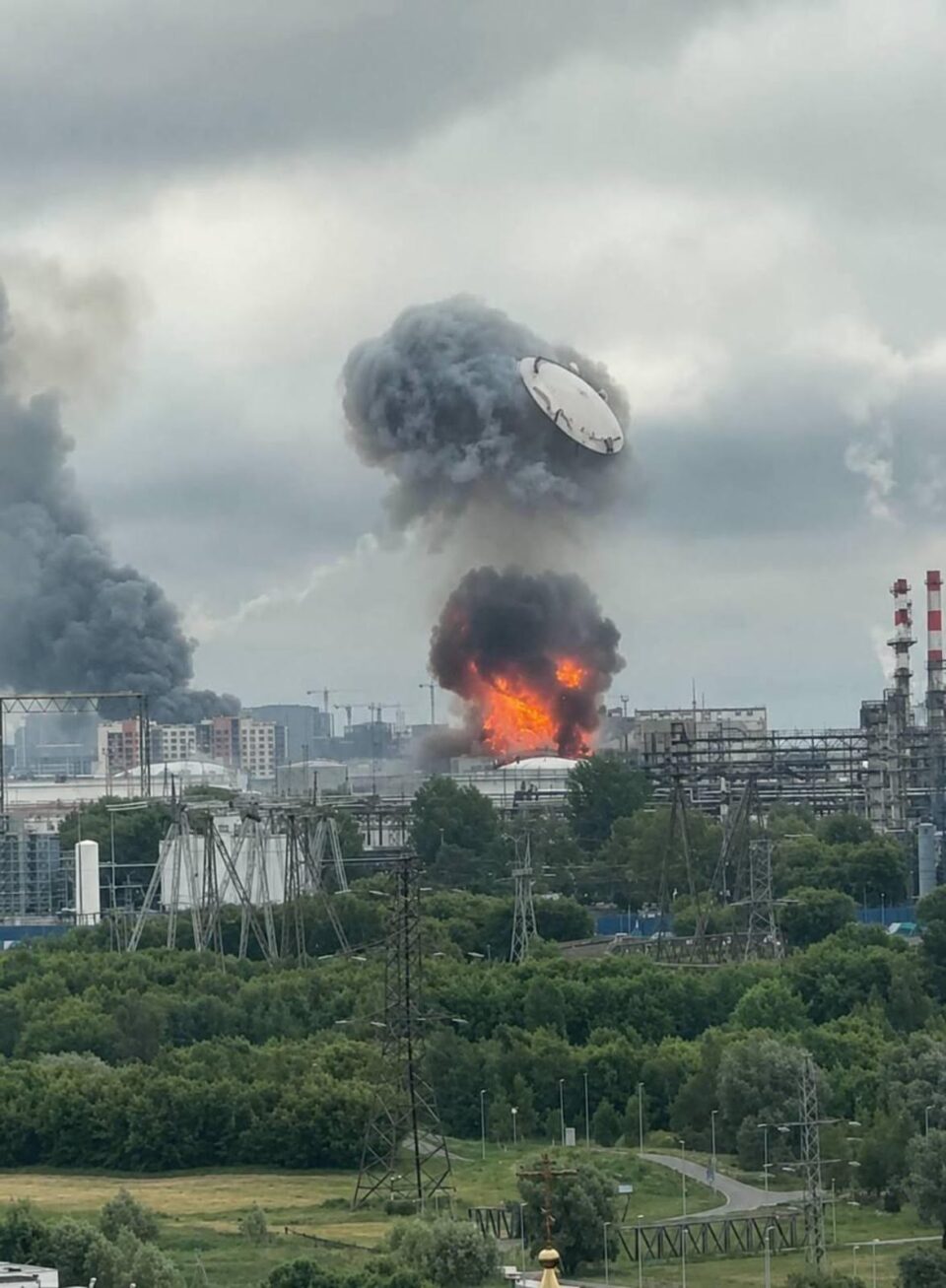 Moscú bajo fuego; Ucrania bombardea con drones refinería rusa